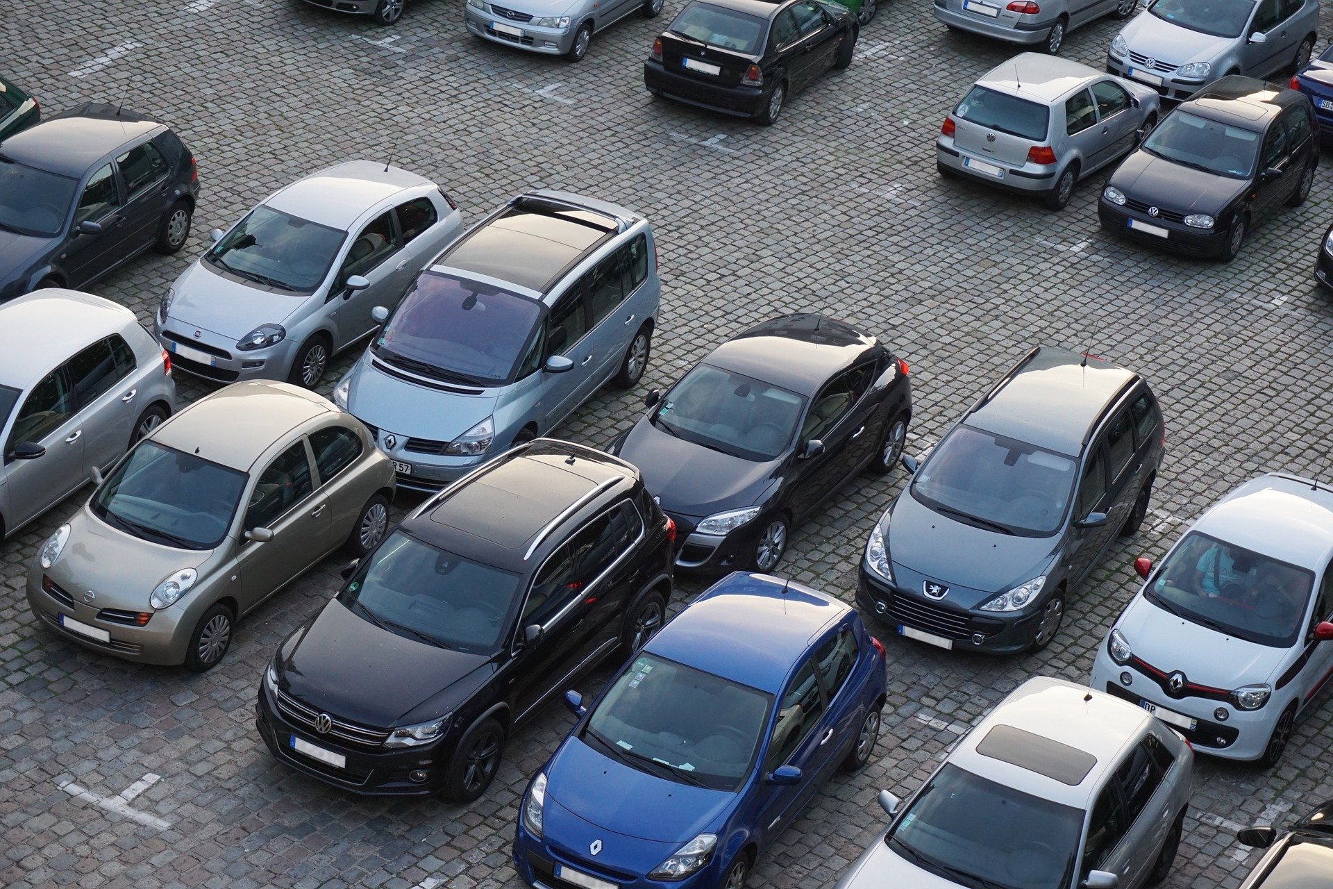 Jak rozliczyć opłaty za parking w kosztach firmy?